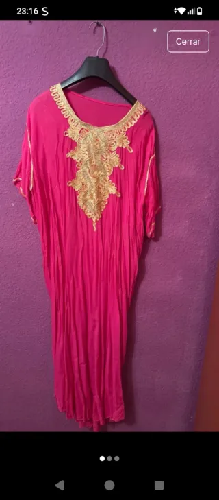 Chilaba rosa con bordado dorado