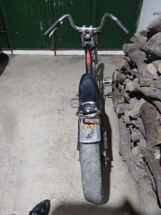 Bicicleta Chopper Negra con Llamas