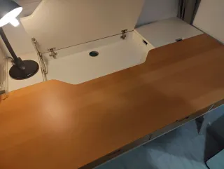 Mesa de madera con cajones y huecos