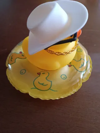 Pato de goma con sombrero blanco y gafas