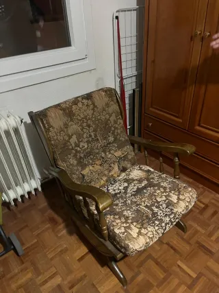 Mecedora de madera y tela