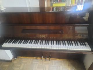 Piano PETROF