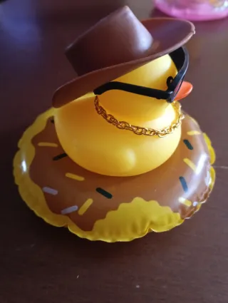 Pato de goma con sombrero y gafas