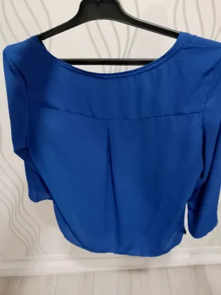 Blusa azul Stradivarius talla M elegante y cómodo