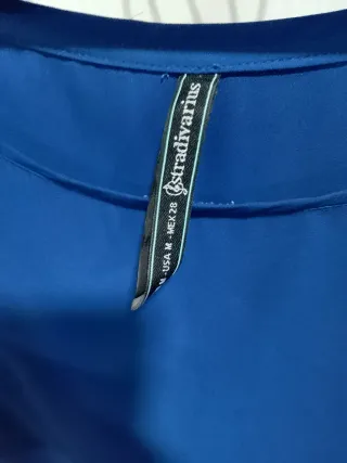 Blusa azul Stradivarius talla M elegante y cómodo