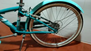 Bicicleta de paseo color verde agua.