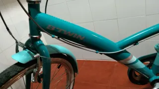 Bicicleta de paseo color verde agua.