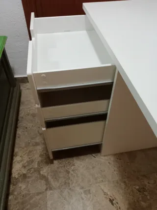 Escritorio Ikea Smastad con cajonera