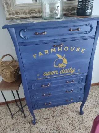 Mueble bar azul y dorado