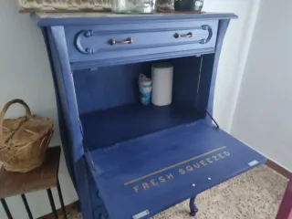 Mueble bar azul y dorado