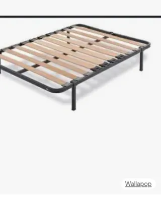 Somier con patas metálicas y láminas de madera