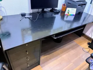 MESA DE OFICINA CON CAJONERA Y SILLON DIRECTIVO