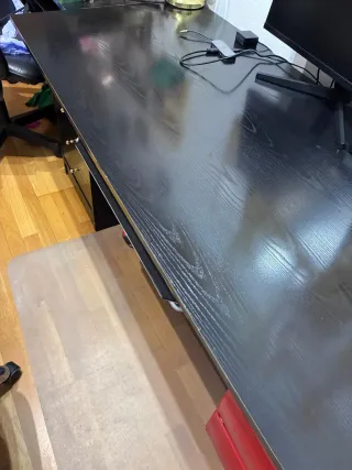 MESA DE OFICINA CON CAJONERA Y SILLON DIRECTIVO