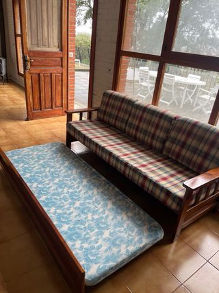 Sofá cama de madera y tela