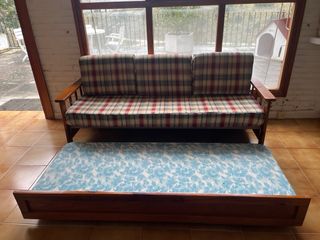 Sofá cama de madera y tela