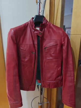 Cazadora de cuero color cereza