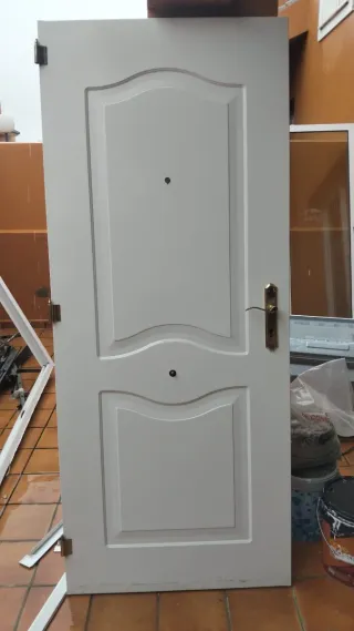 Portón de entrada blanco