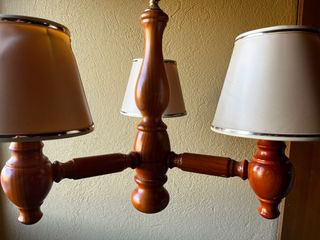 Lámpara de madera y tela