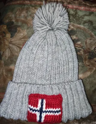 Gorro tejido con pompón y bandera Noruega