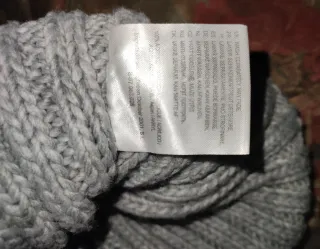 Gorro tejido con pompón y bandera Noruega