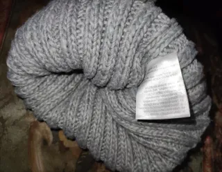 Gorro tejido con pompón y bandera Noruega