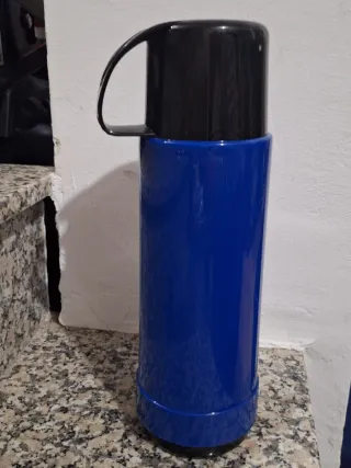 Termo azul con asa negra