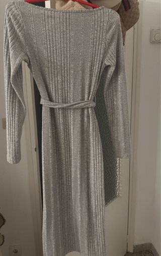 Vestido largo gris de punto con cinturón
