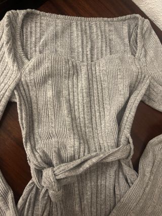 Vestido largo gris de punto con cinturón