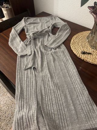 Vestido largo gris de punto con cinturón