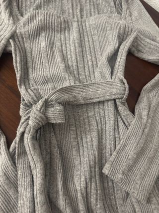 Vestido largo gris de punto con cinturón