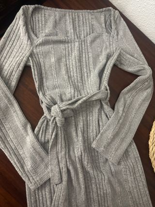 Vestido largo gris de punto con cinturón
