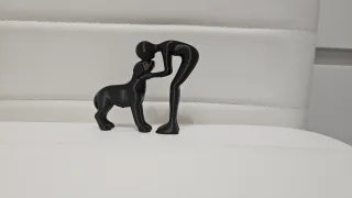 Statuetta uomo e cane in resina nera