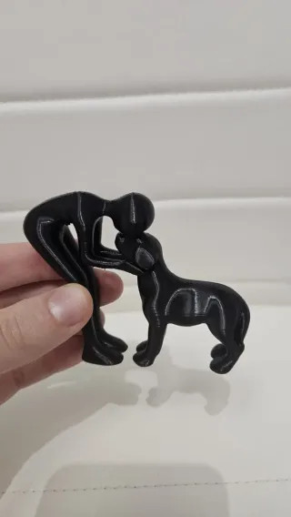 Statuetta uomo e cane in resina nera