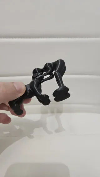 Statuetta uomo e cane in resina nera