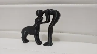 Statuetta uomo e cane in resina nera