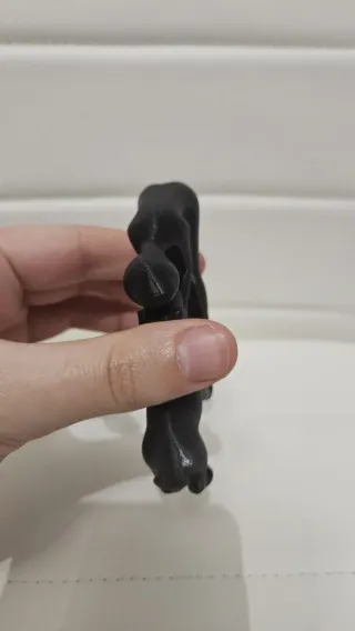 Statuetta uomo e cane in resina nera