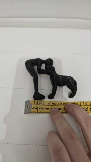 Statuetta uomo e cane in resina nera