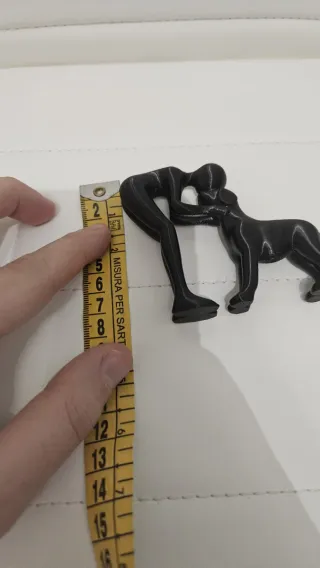 Statuetta uomo e cane in resina nera