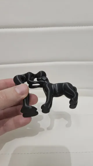 Statuetta uomo e cane in resina nera