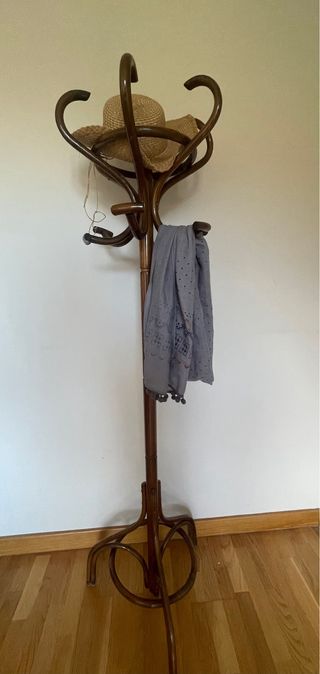 Perchero de madera curvo