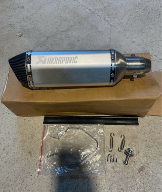 Silencioso Akrapovic Carbono y Plata