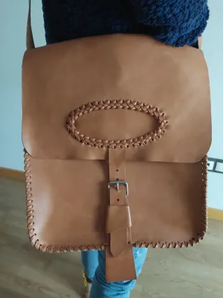 Bolso de cuero artesanal trenzado