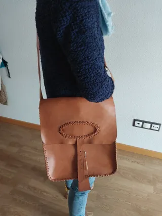 Bolso de cuero artesanal trenzado