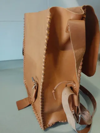 Bolso de cuero artesanal trenzado