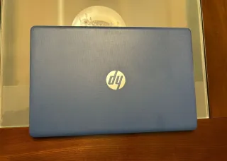 Ordenador portátil HP azul con logo dorado