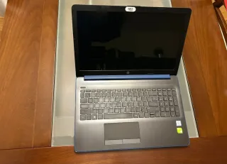 Ordenador portátil HP azul con logo dorado