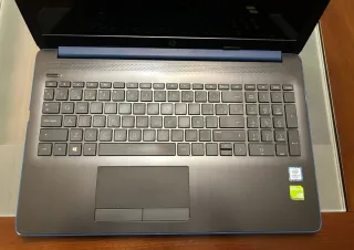 Ordenador portátil HP azul con logo dorado