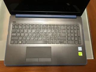 Ordenador portátil HP azul con logo dorado