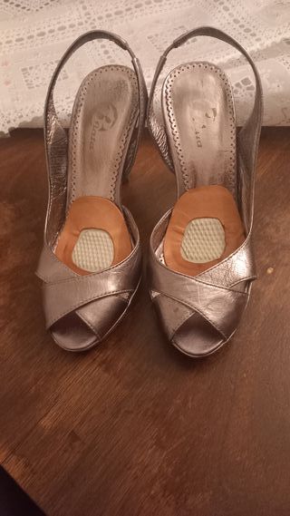 Sandalias tacón plateadas peep toe