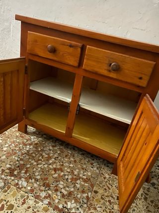 Mueble de madera con 2 cajones y 2 puertas